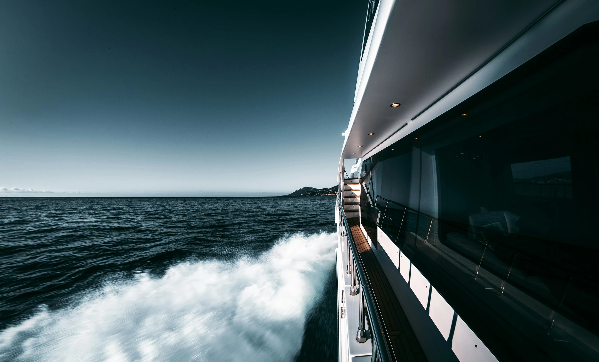 Vista desde la cubierta de un yate navegando en mar abierto